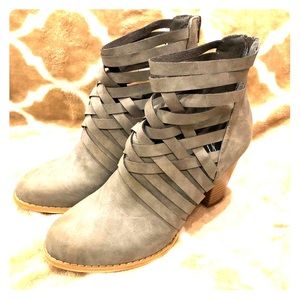 HP🎀 GRAY STRAPPY BOOTIES